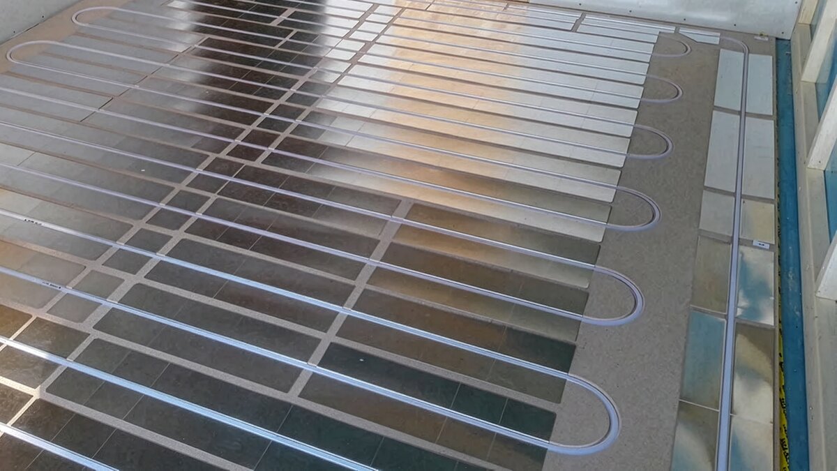 Factory-installed UFH systems save time and ensure perfect integration with floor cassettes. All pipes are pressure-tested before delivery.
