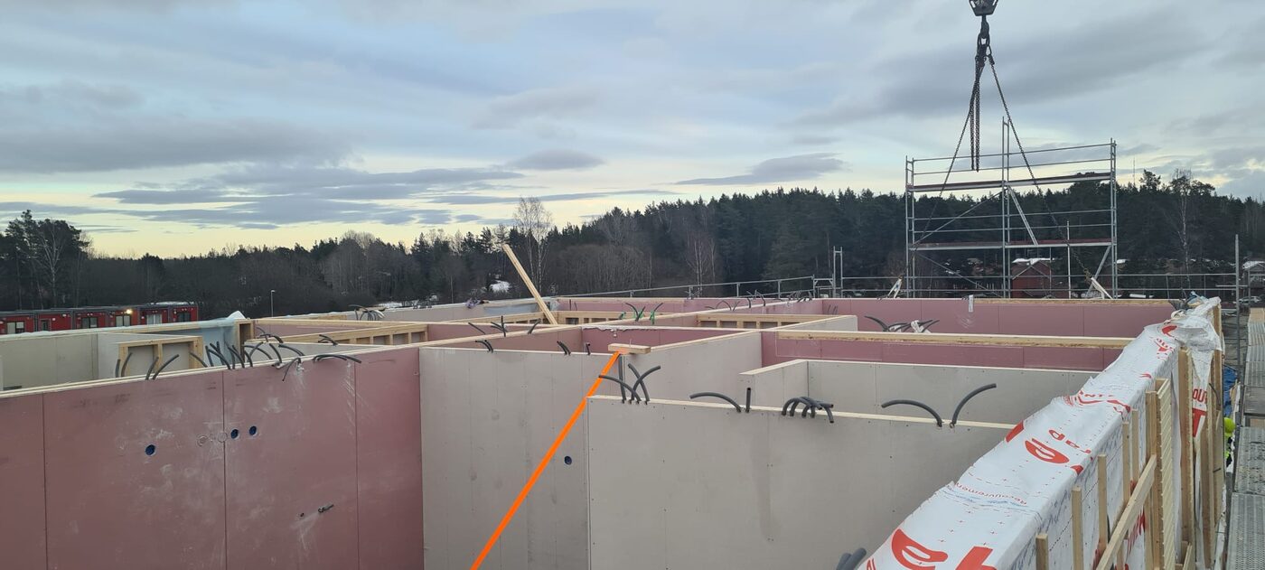 Precisely positioned service routes and conduits simplify on-site M&E installation and reduce the risk of structural penetration issues.
